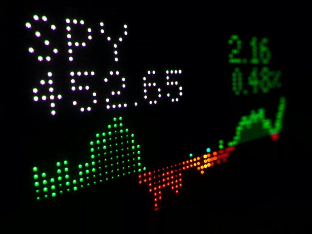 tyler-prahm-lmV3gJSAgbo-unsplash How to Invest with Little Money in 2024