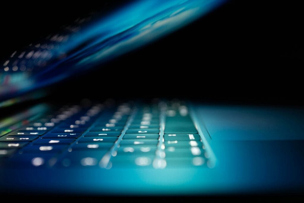 philipp-katzenberger-iIJrUoeRoCQ-unsplash neobanks benefits